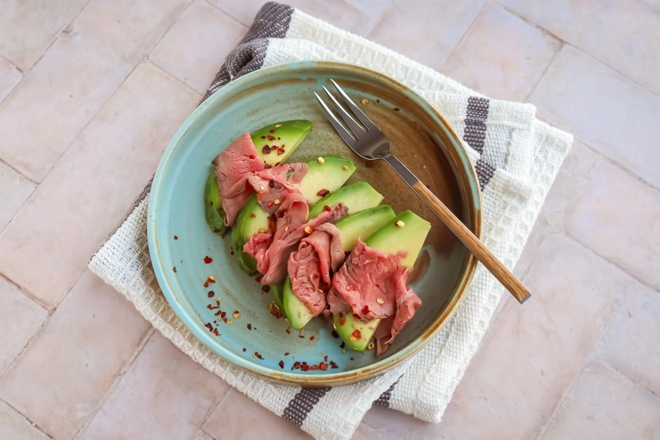 Avocado with roast beef 
