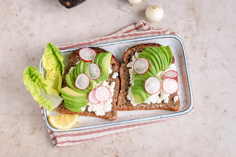 Bread with cottage cheese, avocado & radish