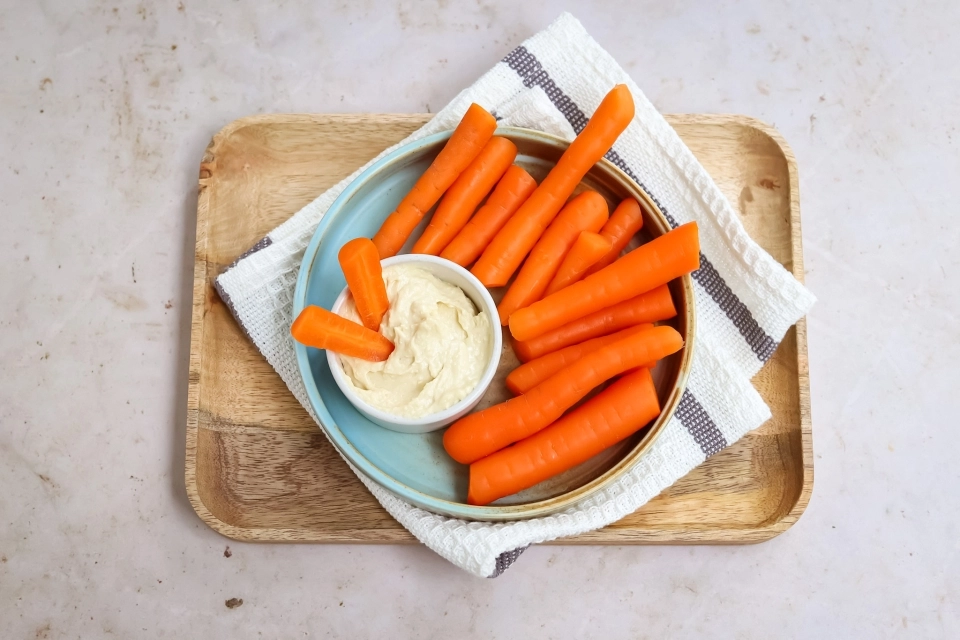 Carrot sticks with hummus 