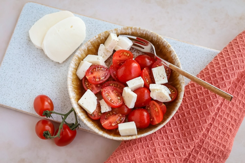 Cherry tomatoes with mozzarella 