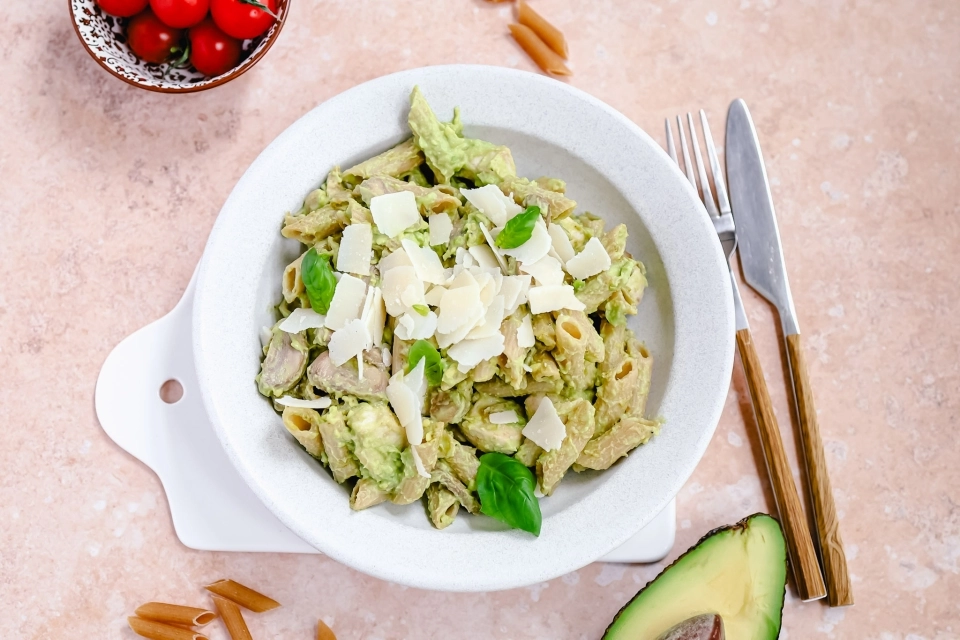 Creamy avocado-pesto penne with chicken & mushrooms