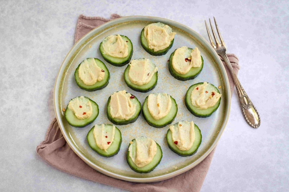 Cucumber slices with hummus 