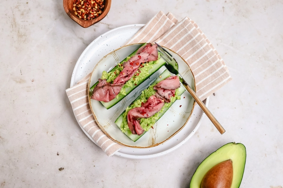 Cucumber with avocado & roast beef 