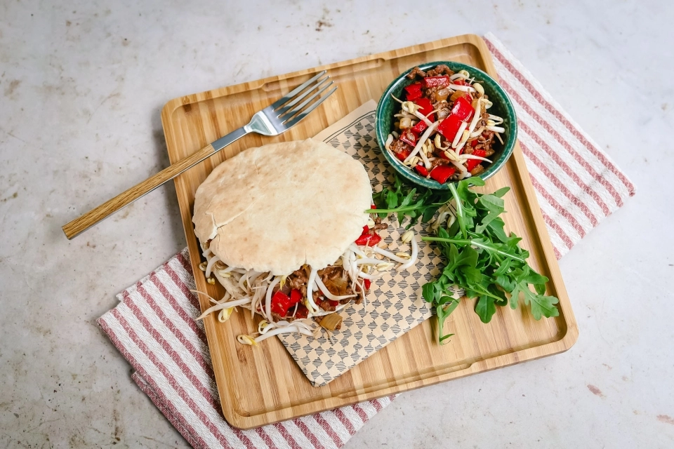 Pita with curry ground beef, bell pepper & bean sprouts