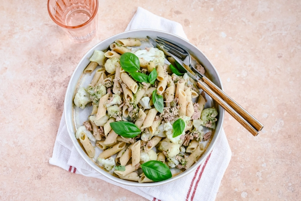 Easy pasta with cauliflower, tuna & pesto