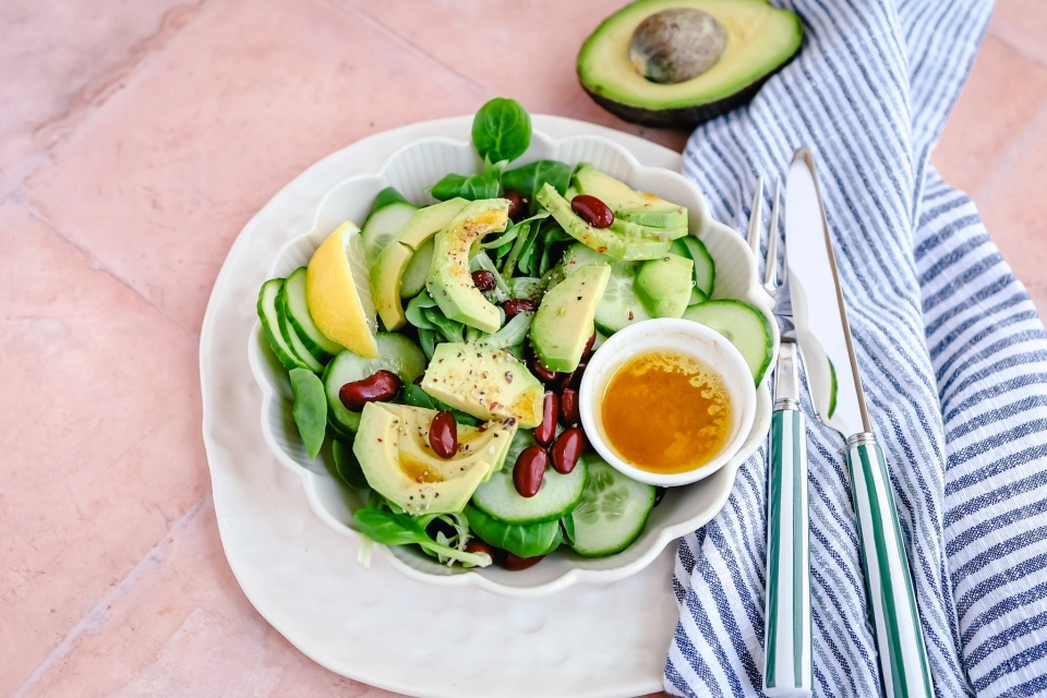 Mexican salad with kidney beans & avocado