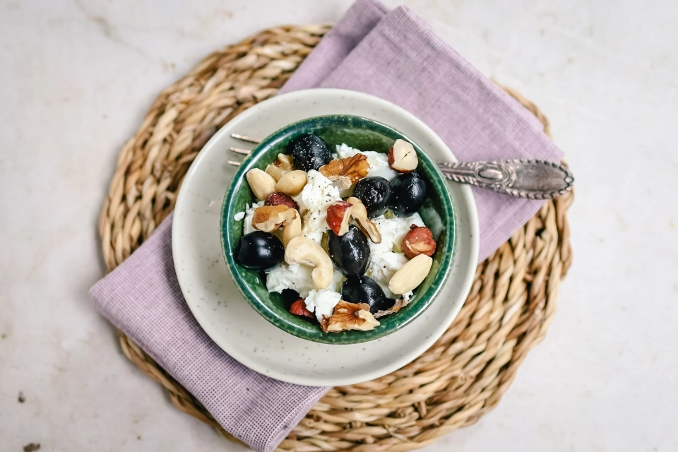 Olives with nuts & feta 