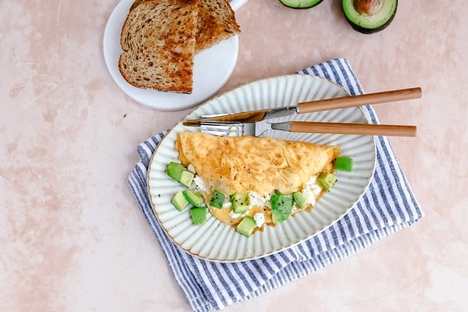 Omelet with feta & avocado