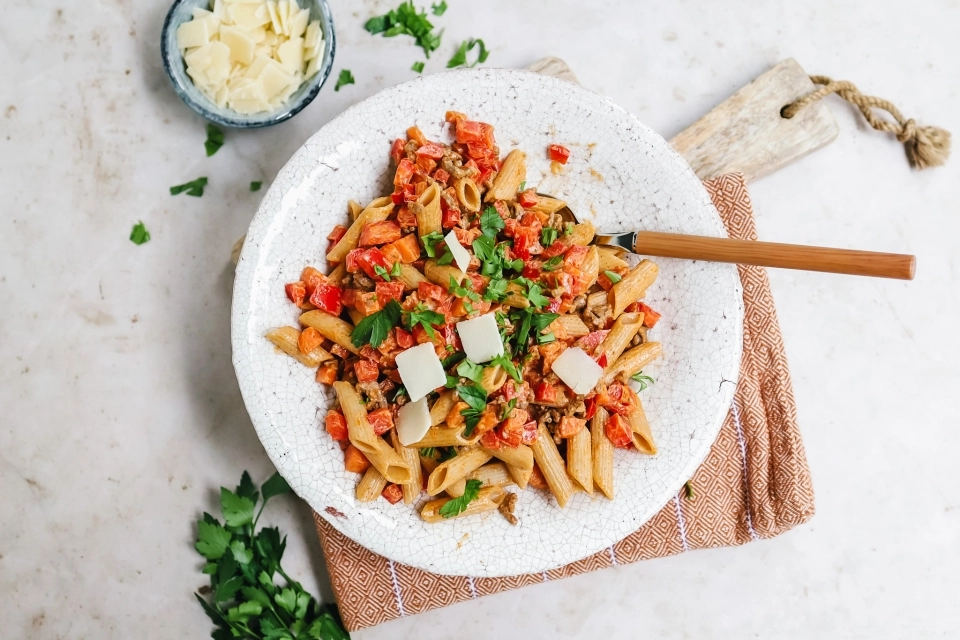 Pasta with ground beef & creamy chili sauce