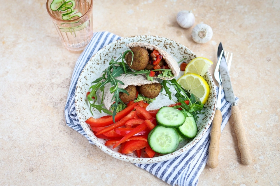 Pita with falafel & guacamole