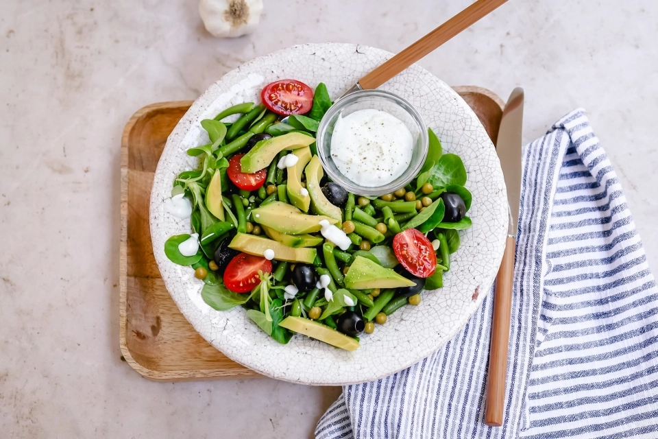 Salad with avocado, olives & yogurt dressing