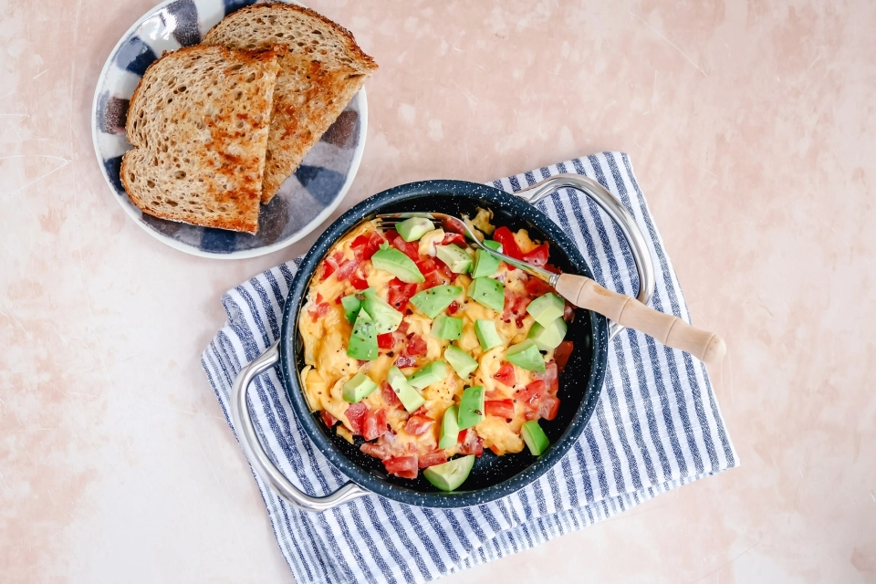 Scrambled eggs with avocado & tomato