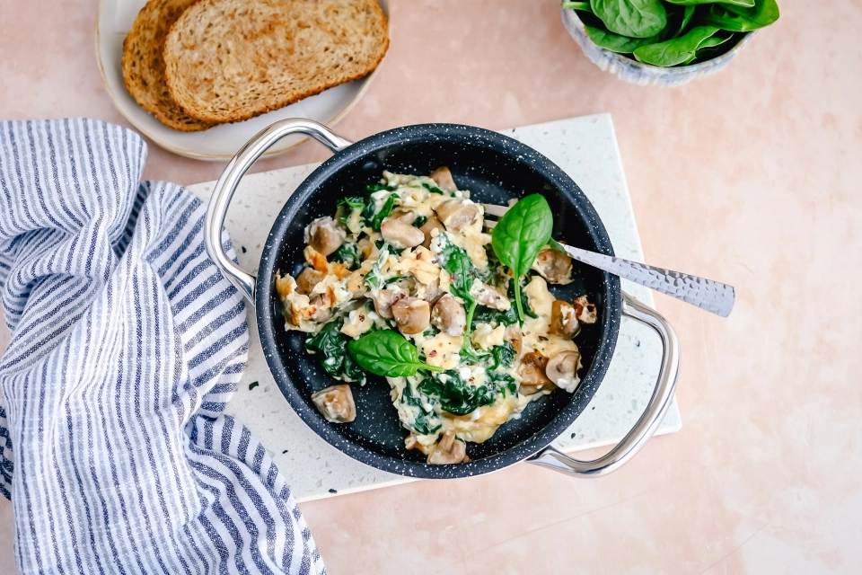 Scrambled eggs with cottage cheese, mushrooms & spinach