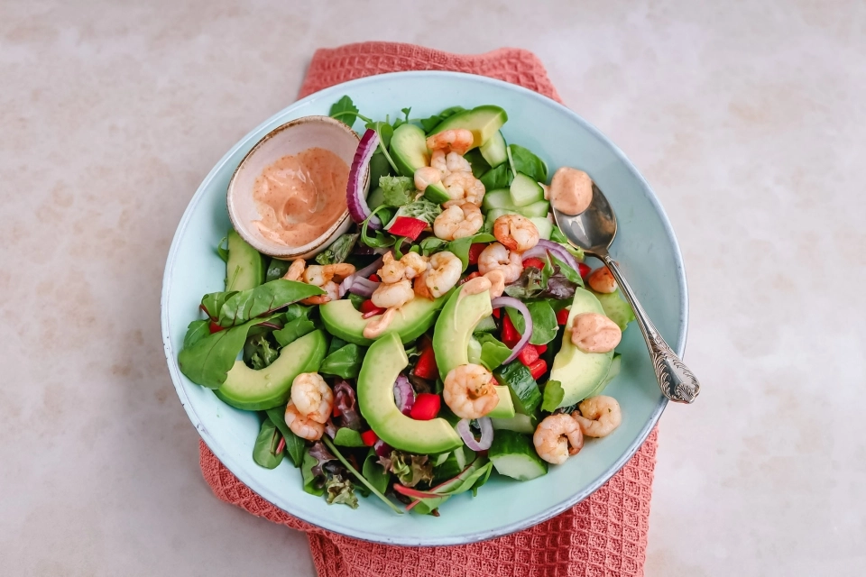 Shrimp & avocado salad with spicy dressing