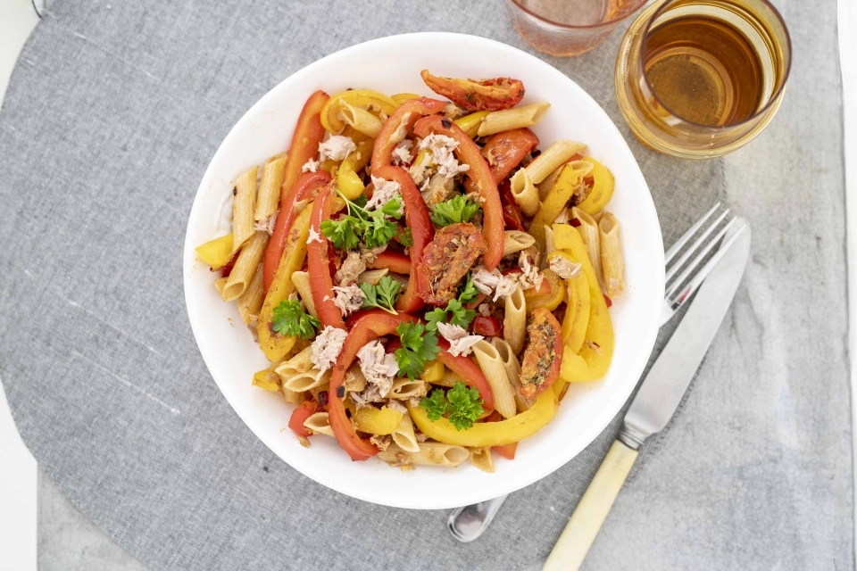 Spicy pasta salad with tuna & bell pepper