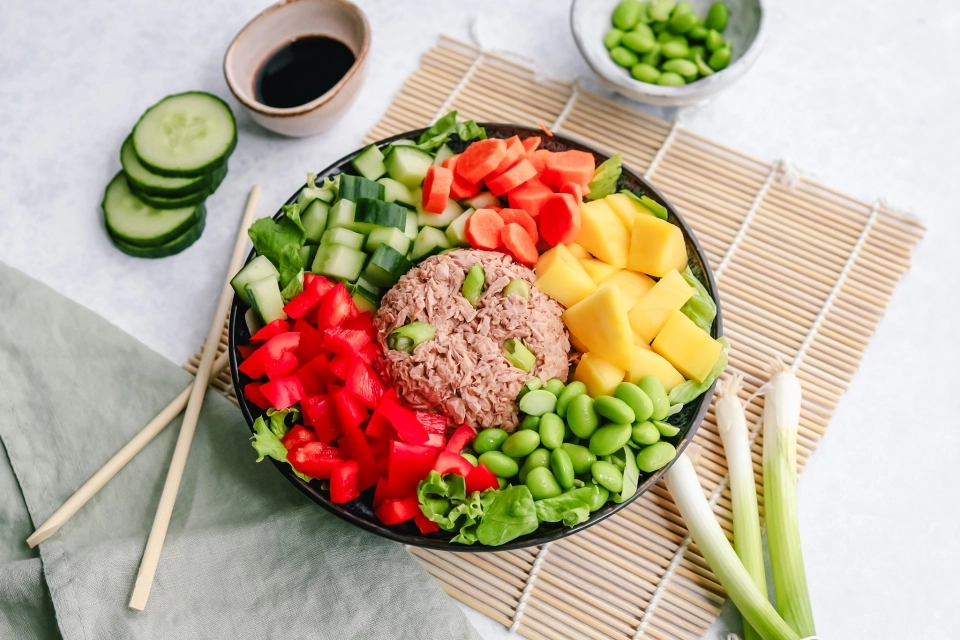 Spicy tuna salad bowl with mango