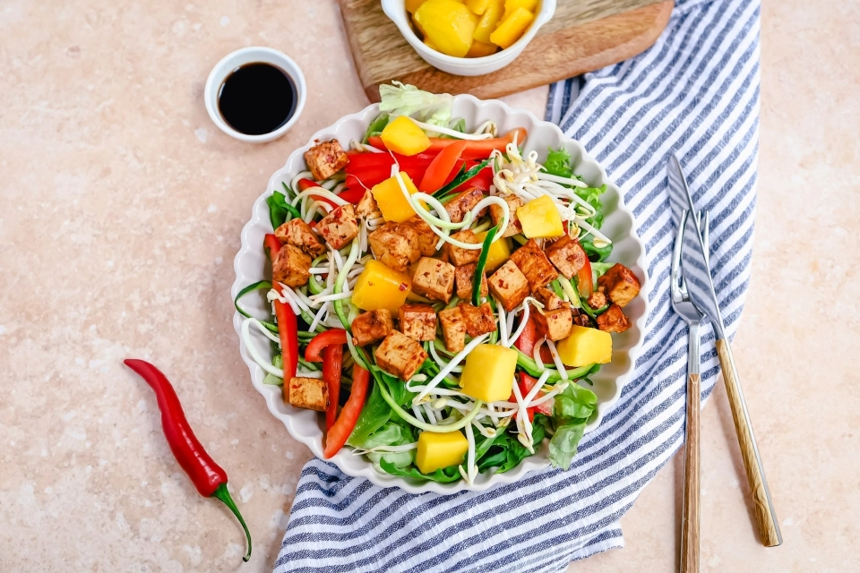 Zucchini, mango & spicy tofu salad