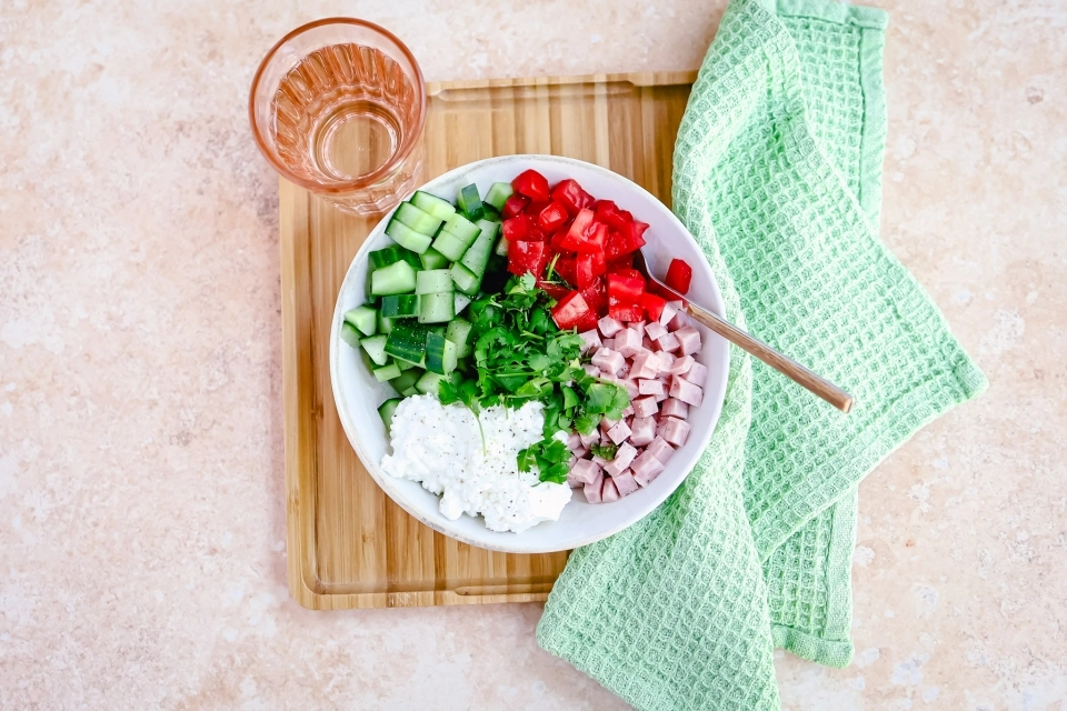 Cottage cheese with tomato, cucumber & ham 