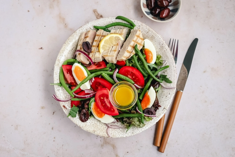 Niçoise salad with tuna steak
