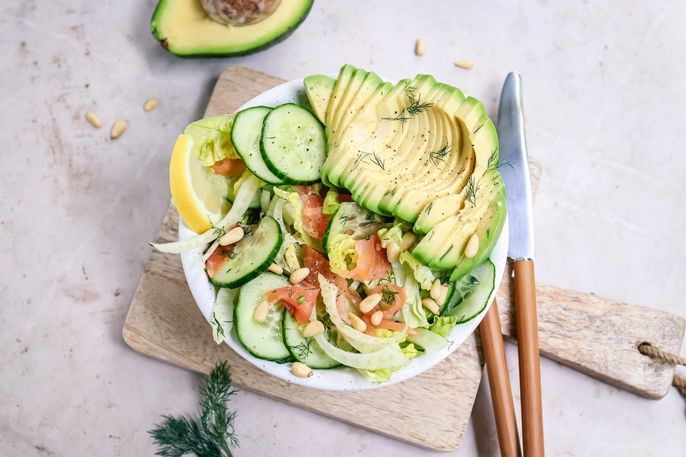 Salad with fennel, smoked salmon & avocado