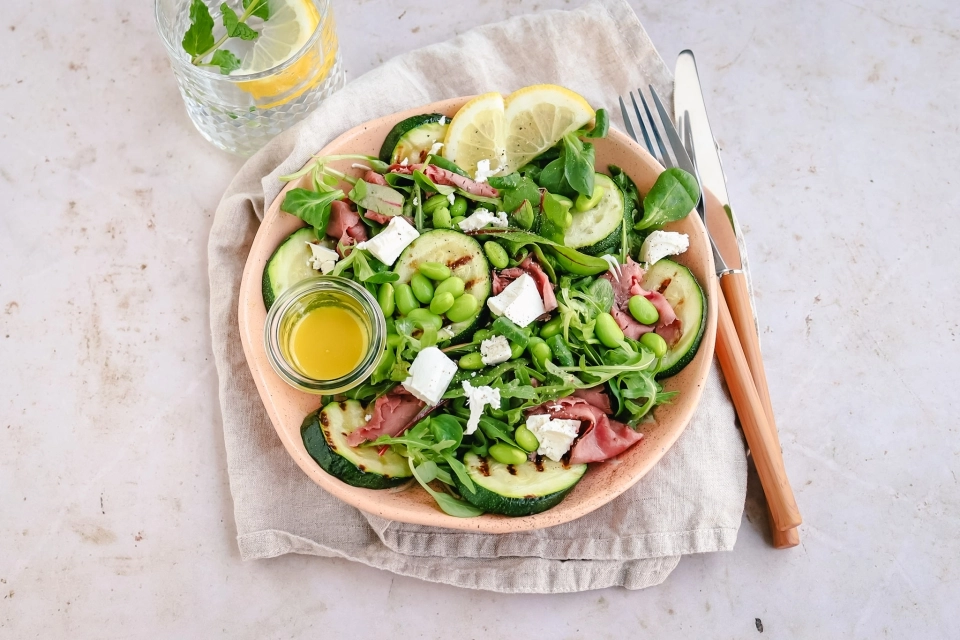 Salad with grilled zucchini, edamame & roast beef