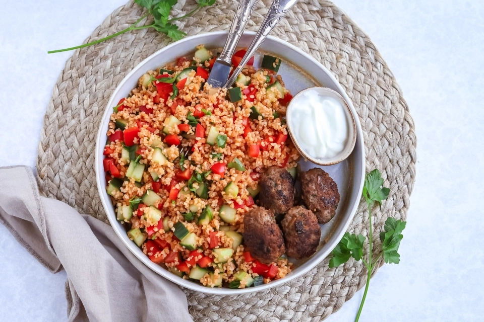 Bulgur salad with köfte