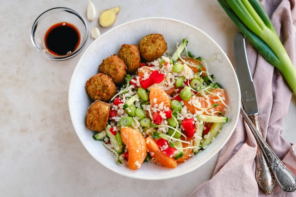Rice salad with falafel & orange