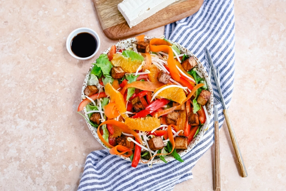 Salad with orange & tofu