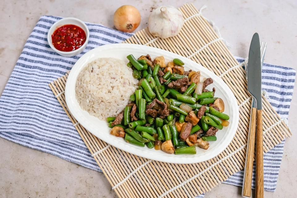 Stir-fry of beef strips, green beans & mushrooms