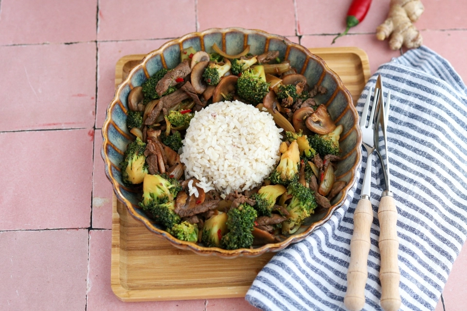 Chinese stir-fry with beef, broccoli & mushrooms