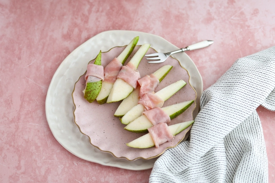 Ham rolls with pear 