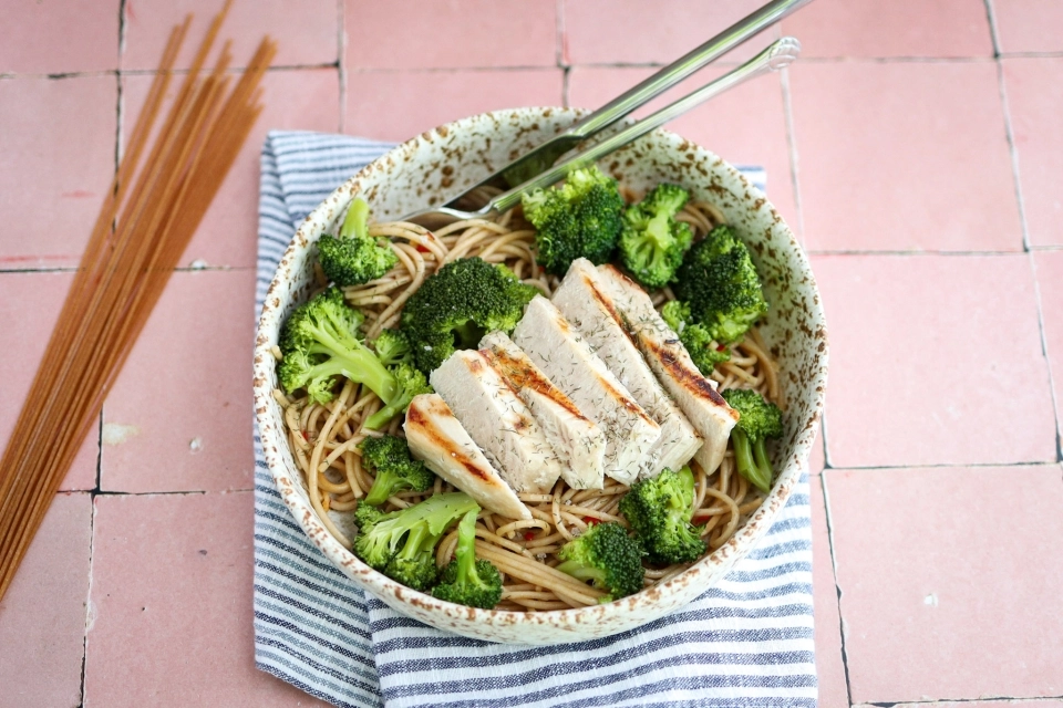 Tuna steak with spicy spaghetti & broccoli