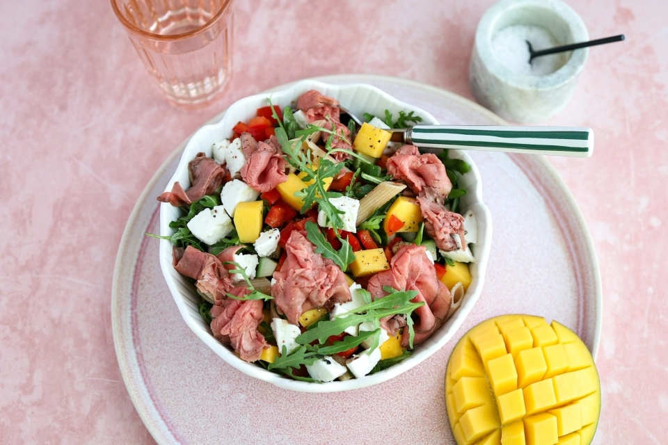 Pasta salad with mango & roast beef