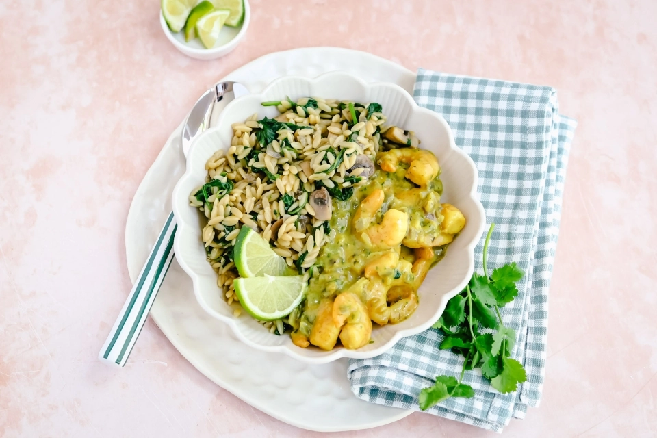 Orzo with spinach, mushrooms & shrimp in curry coconut sauce