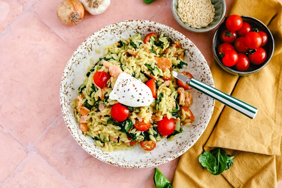 Orzo with spinach, tomato & smoked salmon