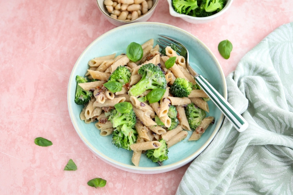 Pasta with creamy sauce, broccoli & sun-dried tomatoes