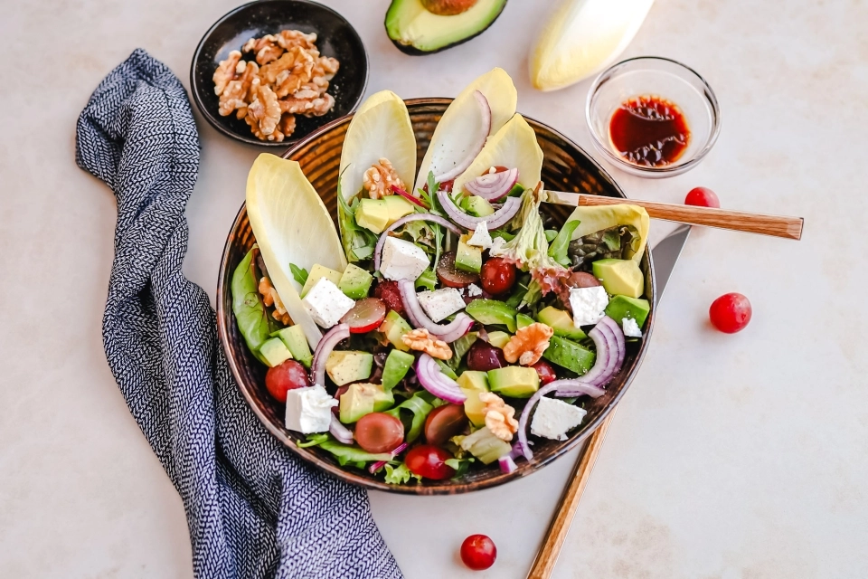 Salad with grapes, avocado & feta