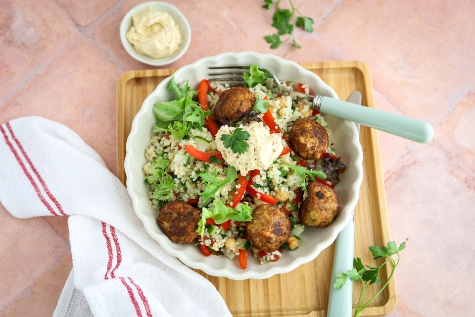 Bulgur salad with falafel, chickpeas & bell pepper