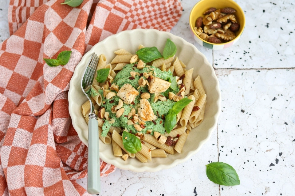 Pasta with kale sauce & nuts