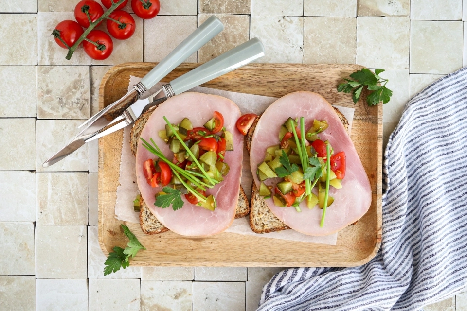 Bread with ham & pickle salsa