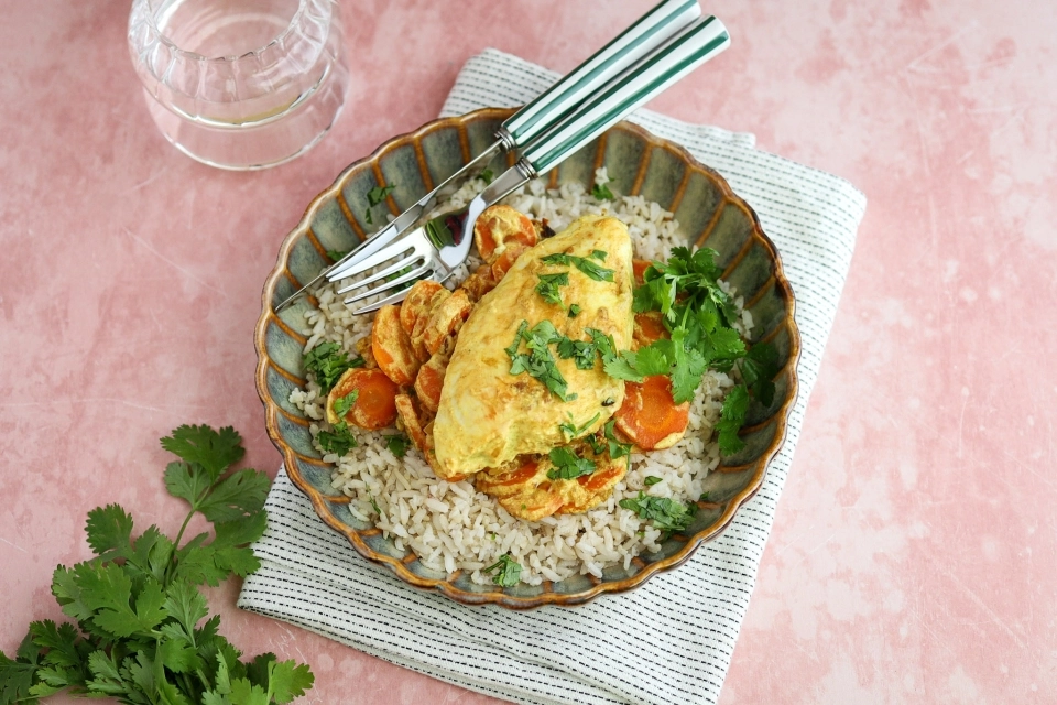Chicken with carrot in creamy curry sauce