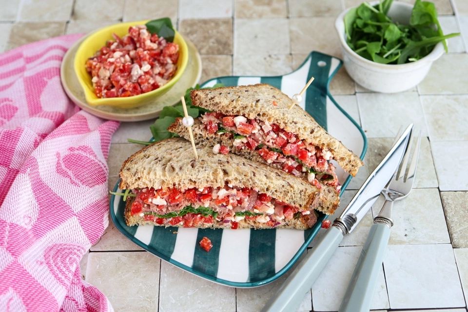 Sandwich with bell pepper salad & roast beef
