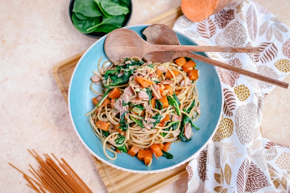 Spaghetti with sweet potato, spinach & bacon