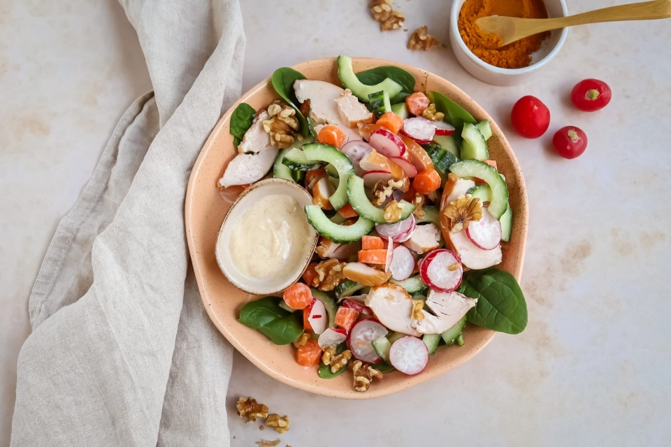 Spinach & grilled chicken salad bowl