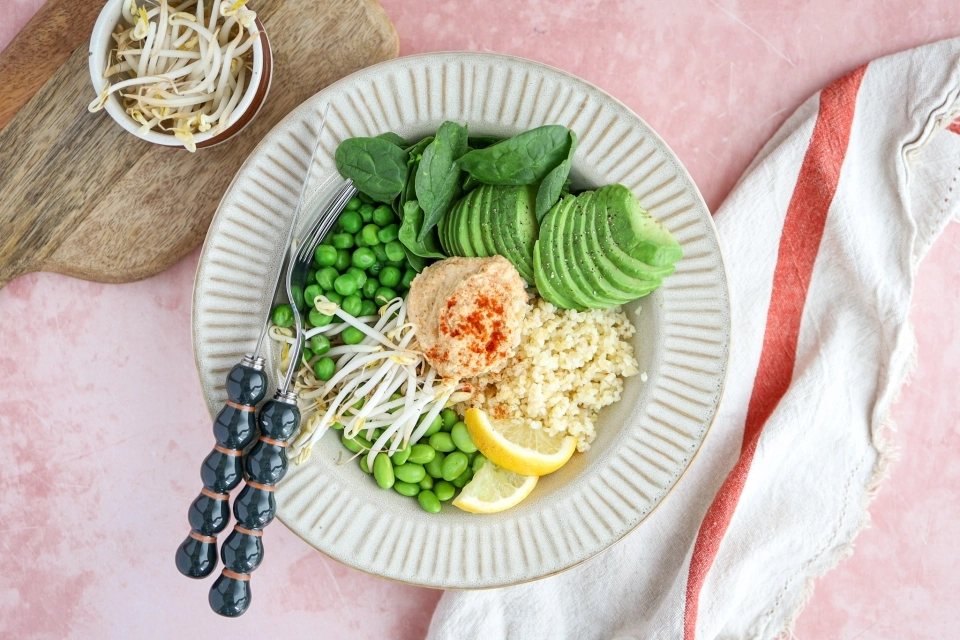 Bulgur & avocado bowl with hummus