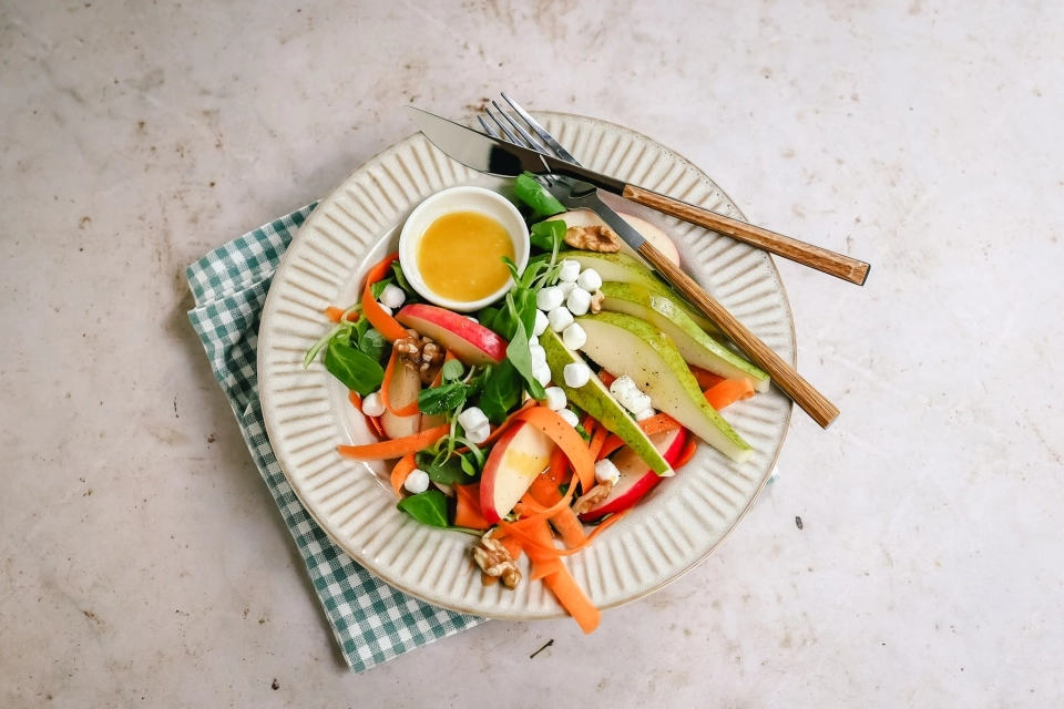 Pear, apple & goat cheese salad