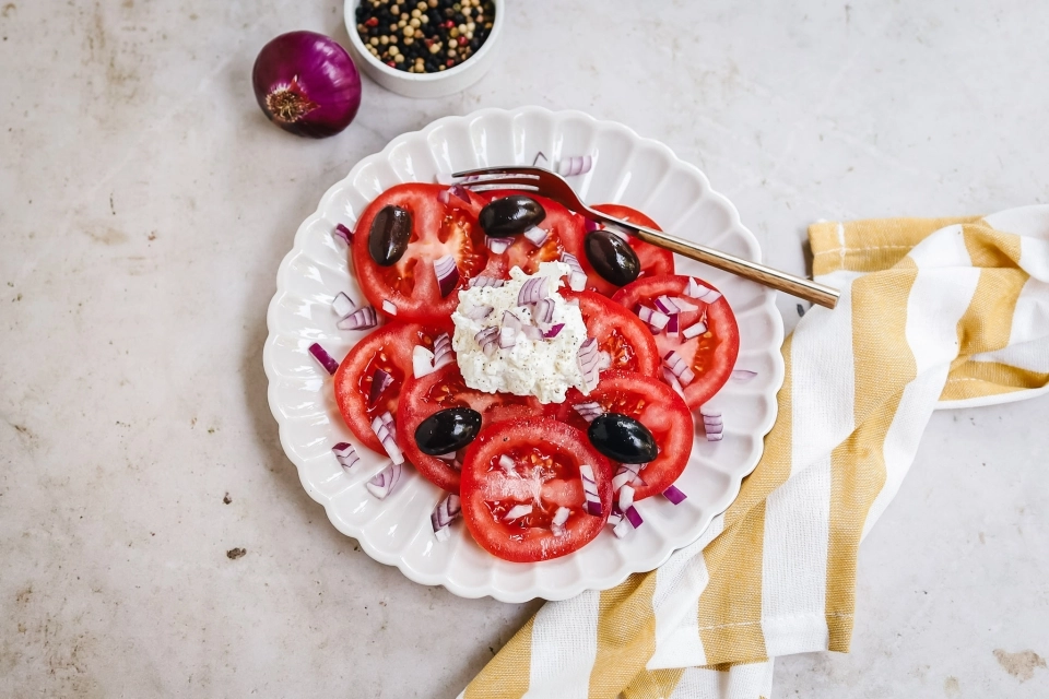 Tomato & goat cheese salad