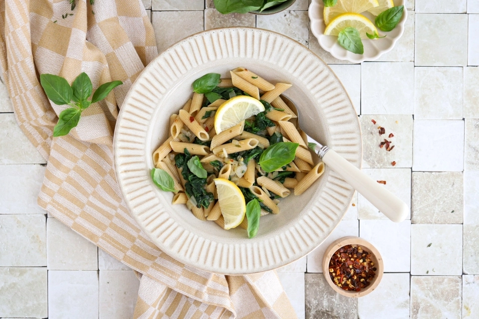 Simple spinach & garlic pasta