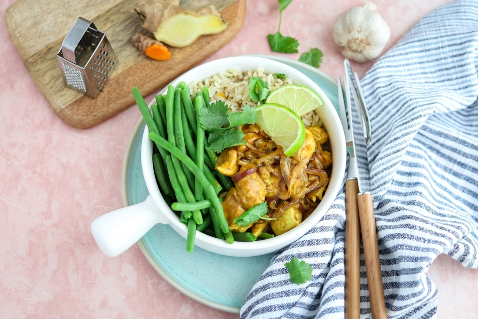 Chicken madras curry with rice & green beans