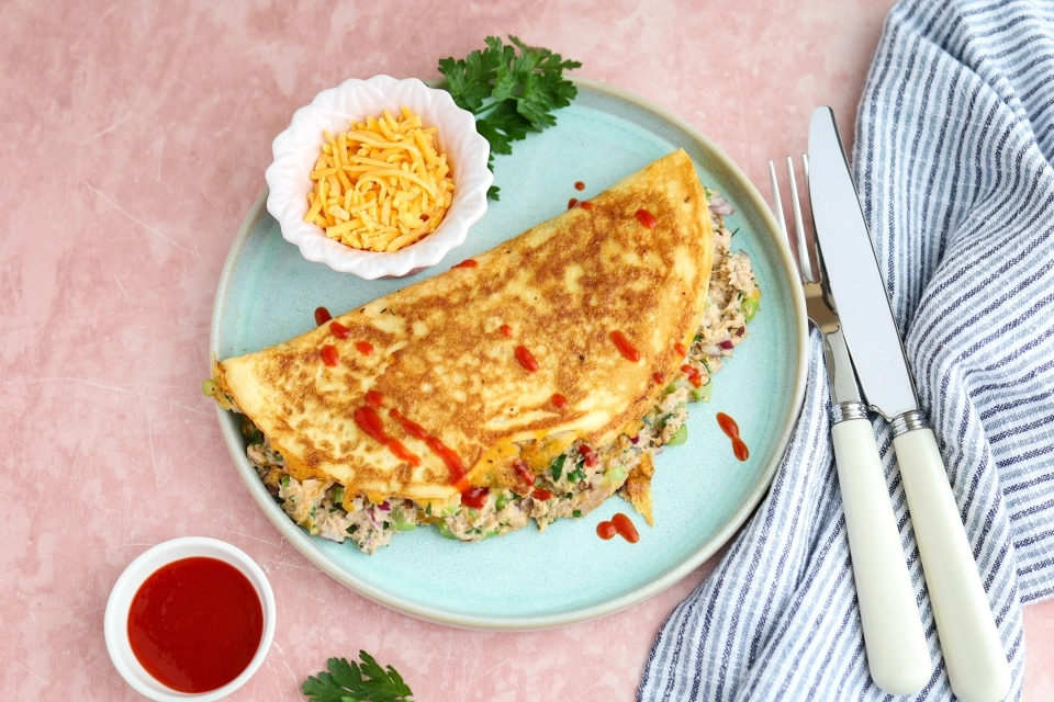Spicy tuna melt omelet